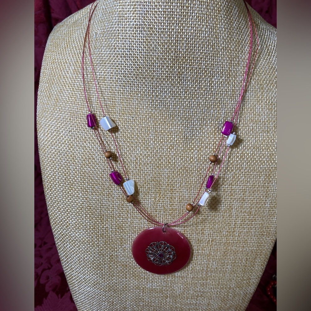 Vintage Avon 3 Strand Women's Pink Shell Disc Necklace. Length 12”